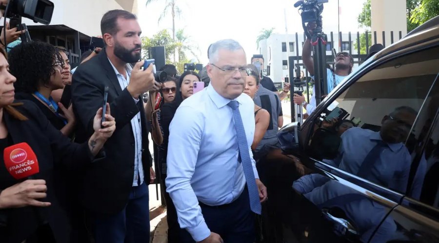 [Defesa de Bolsonaro diz que tornozeleira humilha e nega plano de fuga]