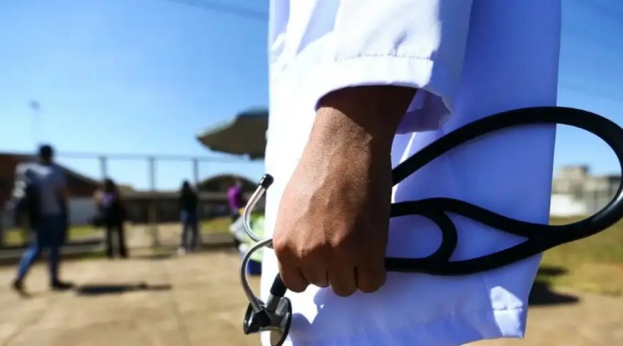 [Gestores alertam: formação deficiente de médicos eleva riscos aos pacientes e custos na saúde]