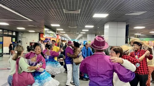 [Turistas entram no clima do São João já na chegada ao Aeroporto de Salvador]