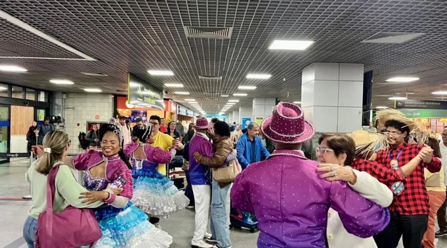 [Turistas entram no clima do São João já na chegada ao Aeroporto de Salvador]