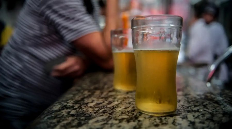 [Álcool e cigarro podem causar cegueira, alertam especialistas]