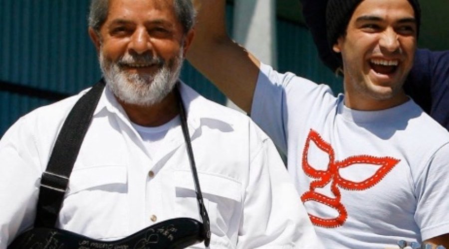 [Alfonso Herrera manifesta apoio a Lula com foto da visita do RBD ao Brasil]