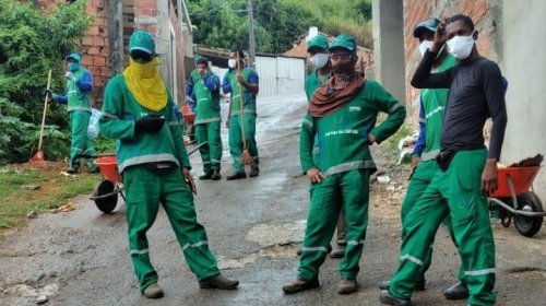 [Veja vídeo: Trabalhadores de limpeza Urbana realizam limpeza e retirada total de entulhos no C...]