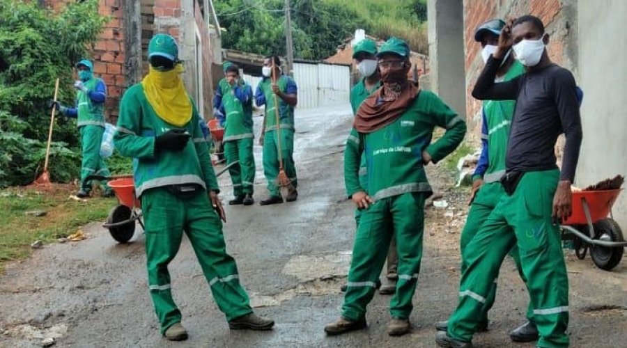 [Veja vídeo: Trabalhadores de limpeza Urbana realizam limpeza e retirada total de entulhos no Campo Suicão e ruas de Pernambués ]