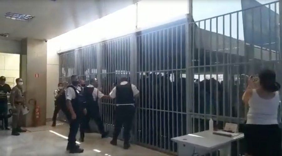 [Bolsonaristas tentam invadir Ministério da Saúde em Brasília; veja vídeo]
