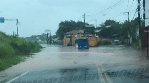 [Video: chuva deste domingo deixa ruas alagadas no bairro de Jardim das Margaridas]