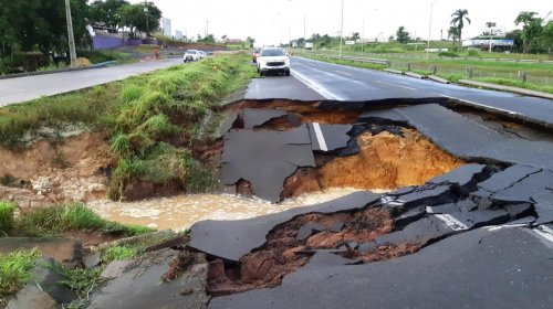 [Veja vídeo: Cratera se abre em trecho da BR-324 e pista é interditada]