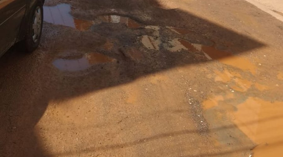 [Obra particular causa transtorno em rua de Saramandaia; veja]