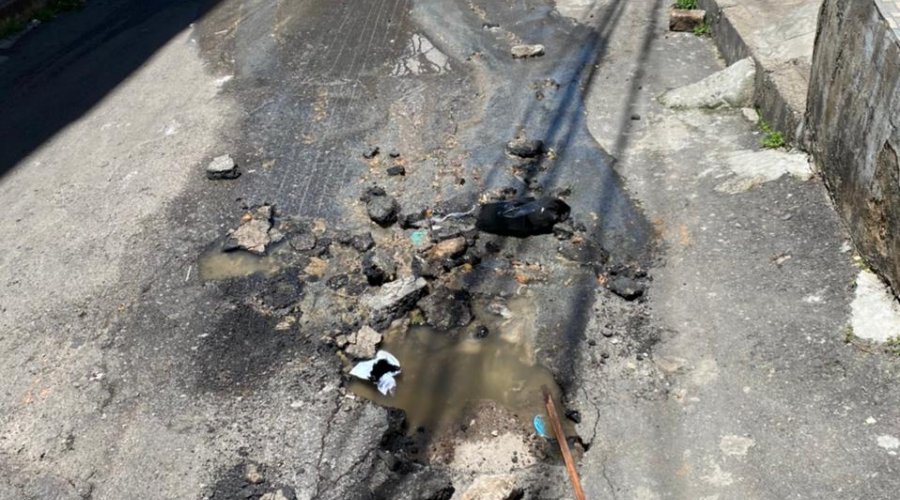 [Caixa de esgoto estoura e destrói asfalto em rua de Pernambués ]